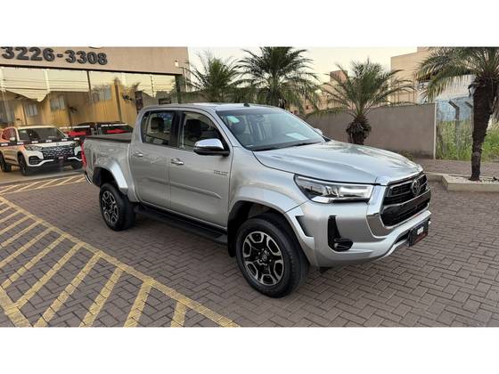 TOYOTA HILUX 2.8 D-4D TURBO DIESEL CD SRX PLUS 4X4 AUTOMÁTICO TOYOTA HILUX 2.8 D-4D TURBO DIESEL CD SRX PLUS 4X4 AUTOMÁTICO